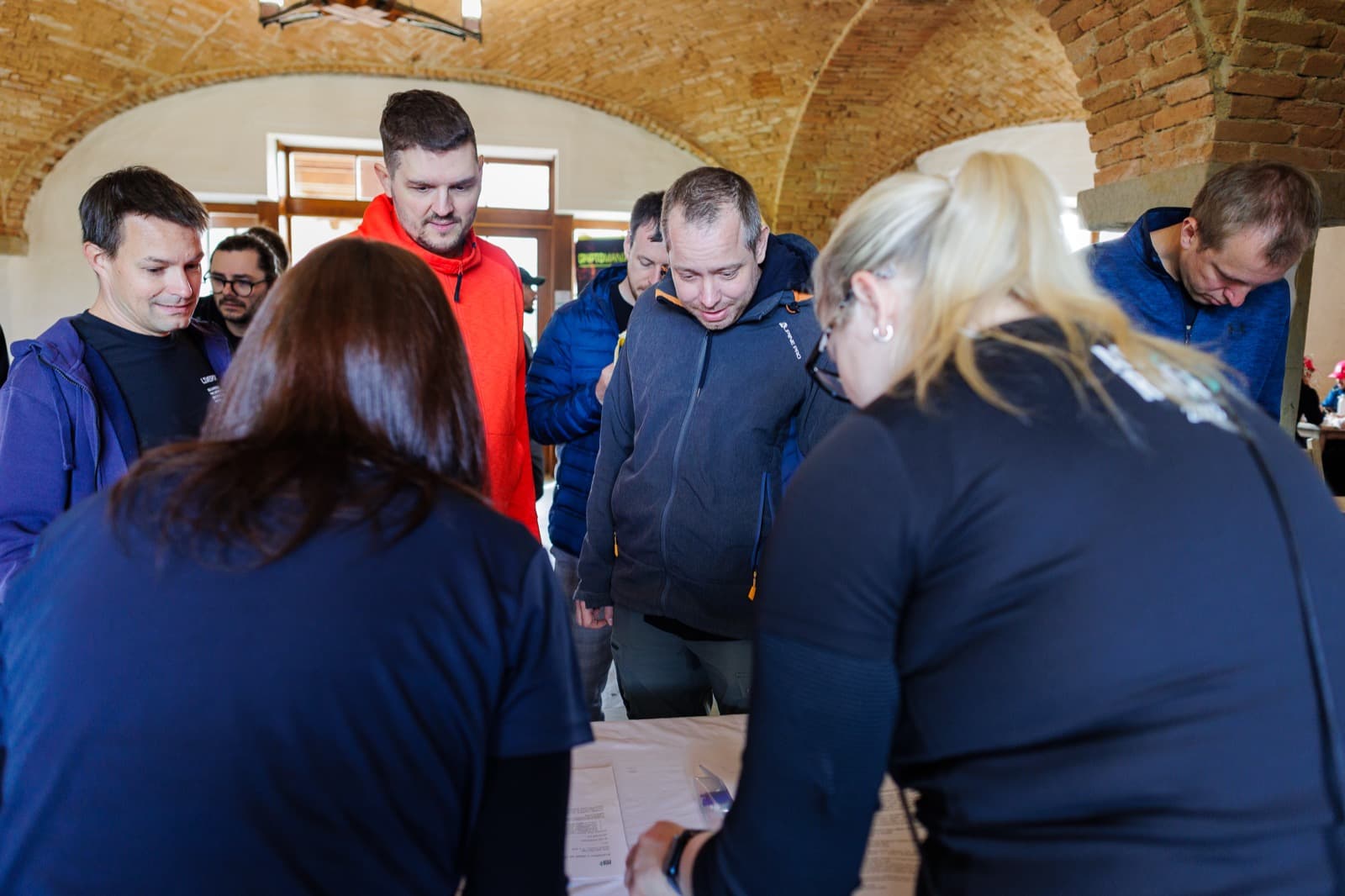 Tým se domlouvá nad společným úkolem